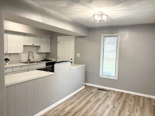 Building Photo - Birchwood Dr