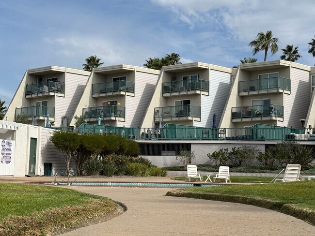 Foto del edificio - Resort Living year-round! Channel Island Marina Views