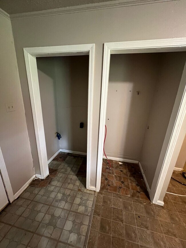 Building Photo - 911 Windsor Dr