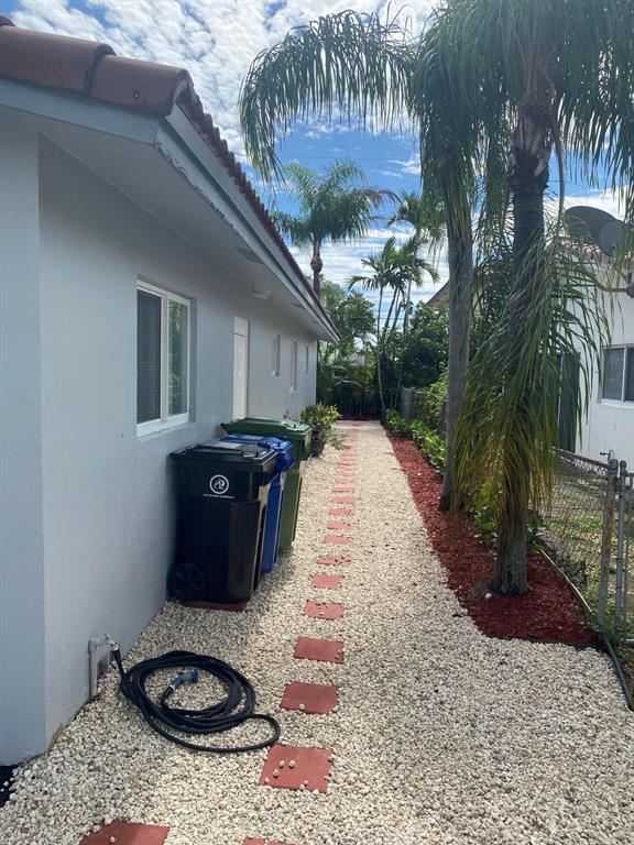 Foto del edificio - 1730 NE 56th Ct