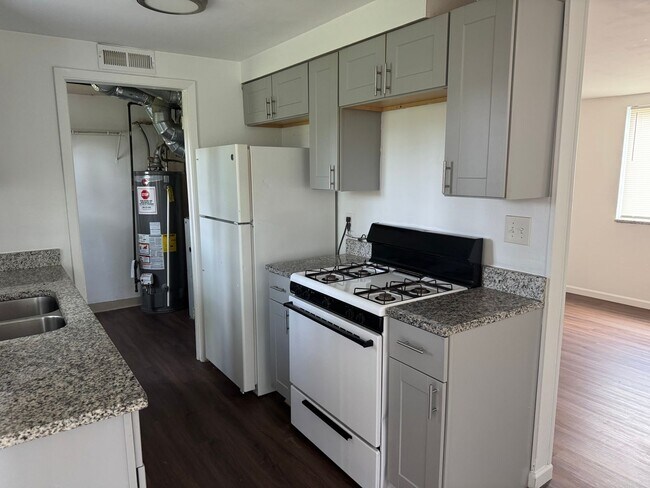 Foto del edificio - 5090-5092-5092 Beacon Hill Rd