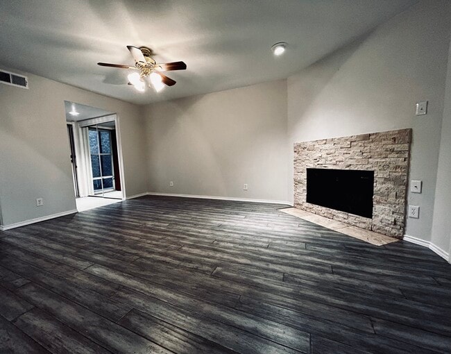 Open floor plan with great lighting - 2505 Wedglea Dr