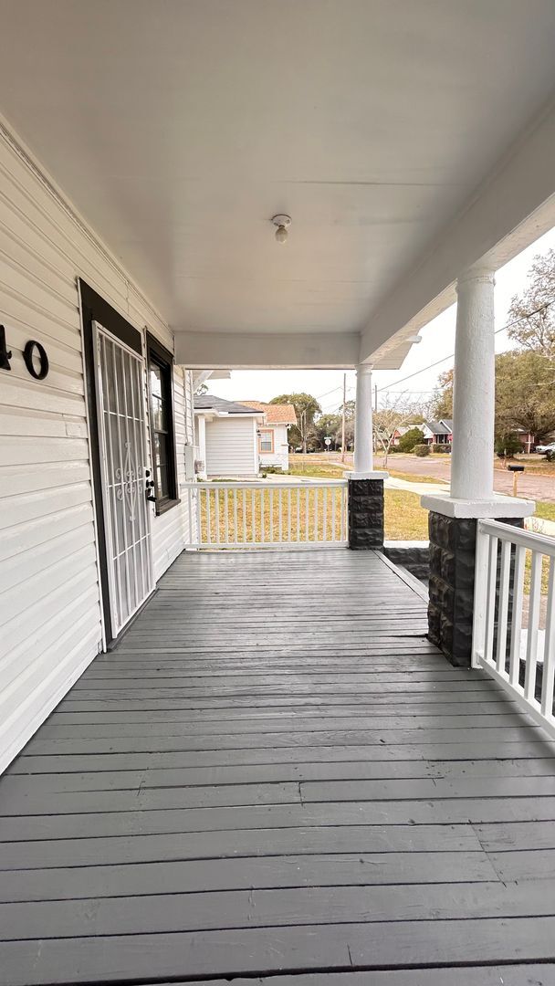 Building Photo - Newly renovated 3/1 w/ Garage!