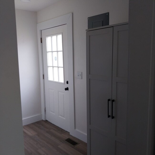 Building Photo - Cottage Style Dollhouse with $300/mo utili...