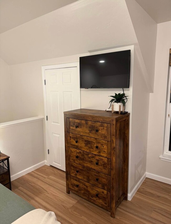 Building Photo - Furnished Studio with One Bath in Glenwood...