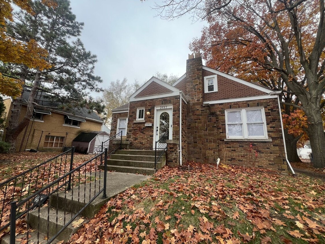 Foto principal - Spacious 3 bedroom 2 bath!