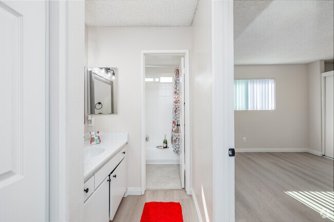 1BR, 1BA - 640SF - Bathroom - Ocean Breeze Apartments