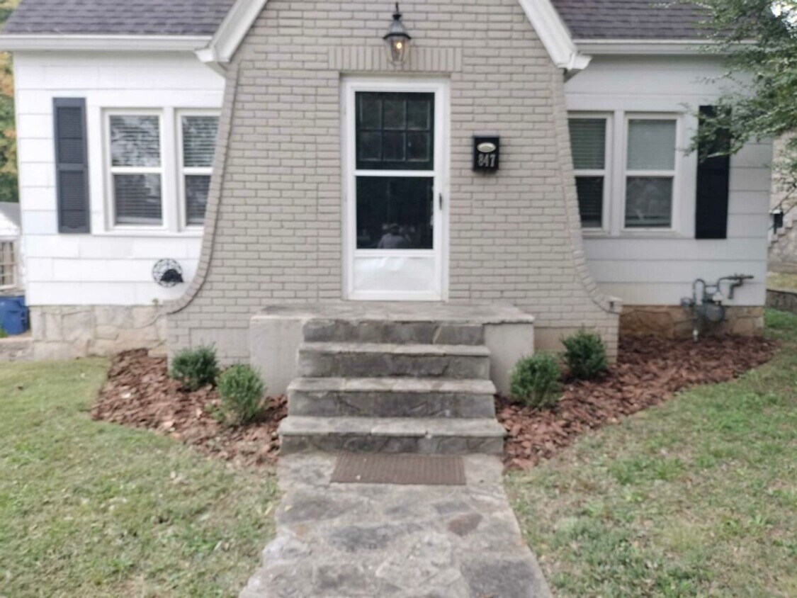 Primary Photo - 2 bedroom 1 bath house with full basement!...