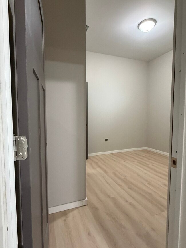 Foto del edificio - 24 N Pulaski Rd