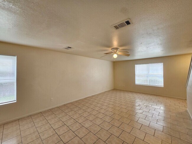 Foto del edificio - AVAILABLE NOW!