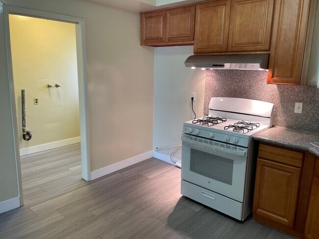 kitchen to the laundry room - 25219 Loytan St