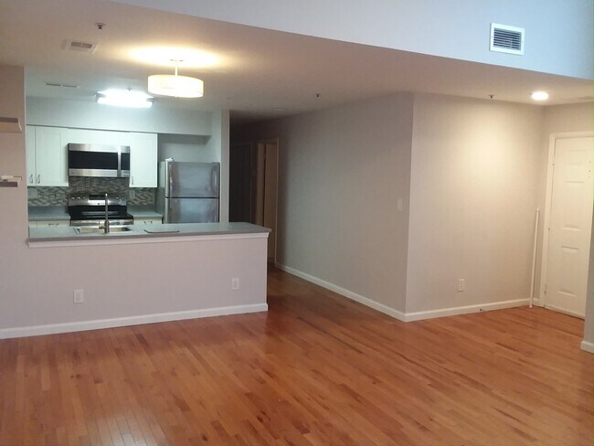 Building Photo - Sunny & Spacious 2BR/ 2BA Condo in Silver ...