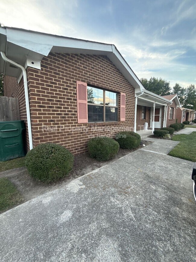 Foto del edificio - 6117 Brookwood Dr