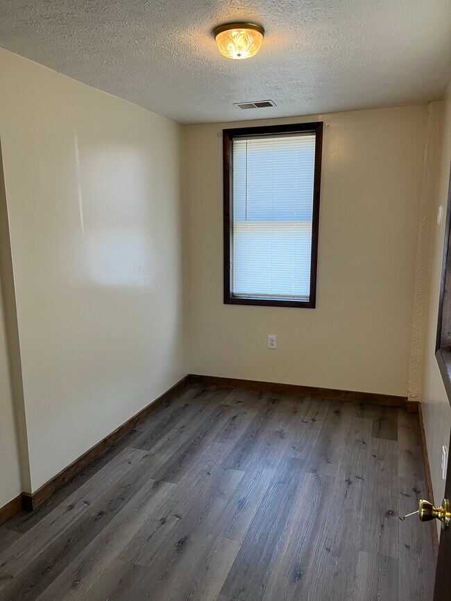 Building Photo - 431 Elm Rd
