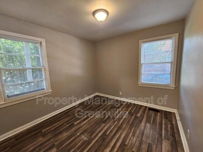 Foto del edificio - 7 Mayflower Ave