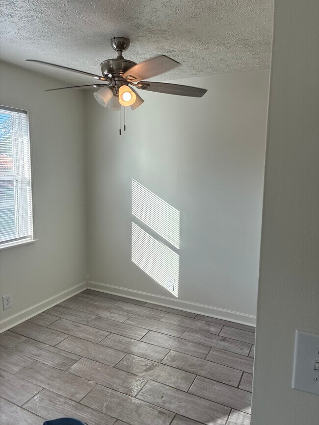 Foto del edificio - 6103 Julie Kays Way