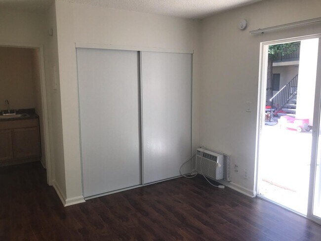 Foto del edificio - 1427 Rock Glen Ave