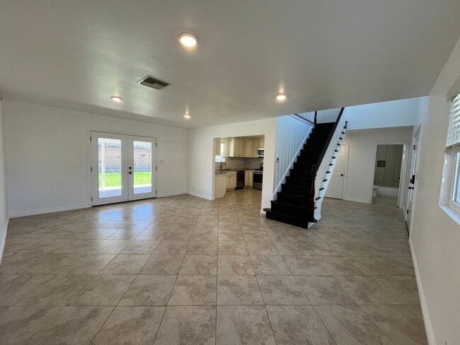 Building Photo - Freshly prepped 5BR in Simi w/downstairs b...