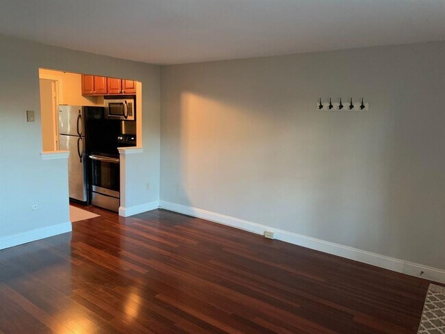 Building Photo - First Floor Cricket Book End Unit Condo