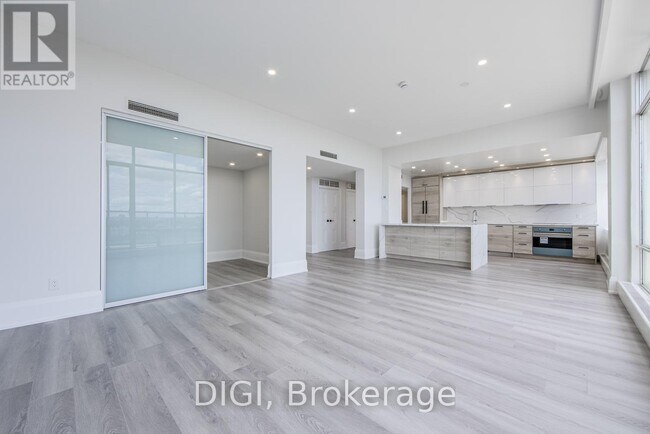 Building Photo - 400-400 Walmer Rd