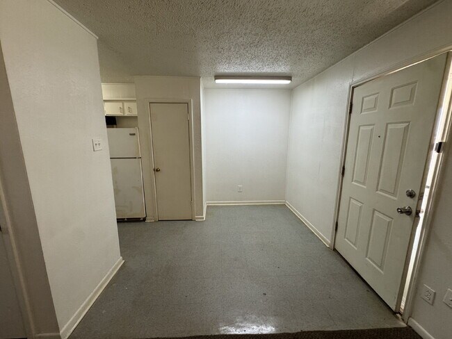 Building Photo - MOVE IN SPECIAL- Cozy 1-Bedroom Unit in Lubbock – Ideal for Urban Living!