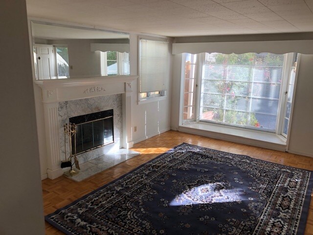 Living Room - 933 Crane St
