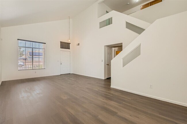 Foto del edificio - Stunning 4 Bedroom Home with SOLAR in SUMM...