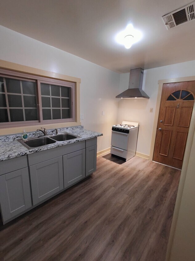 Foto principal - 4035 W 104th St