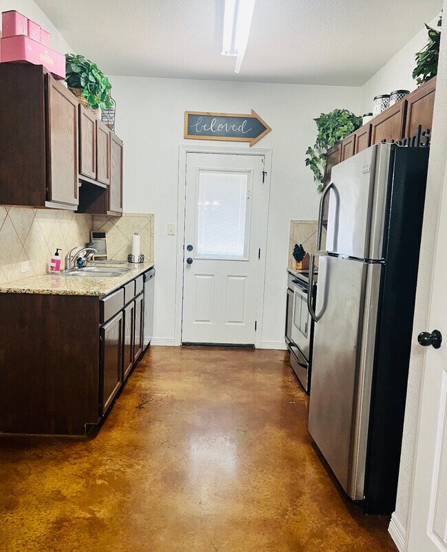 Building Photo - 516 Karey Dr