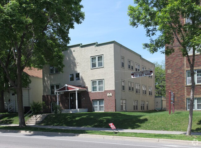 Building Photo - Varsity Apartments