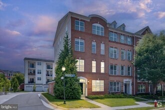 Building Photo - 43101 Thoroughfare Gap Terrace