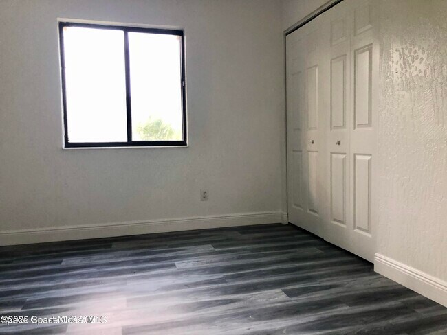 Foto del edificio - 2100 Forest Knoll Dr NE