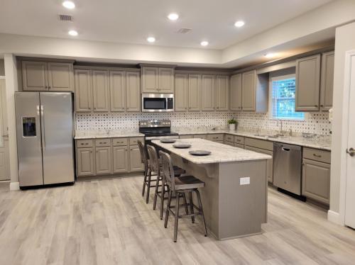 Building Photo - Charming 3 Bed, 2 Bath Home with Fireplace...