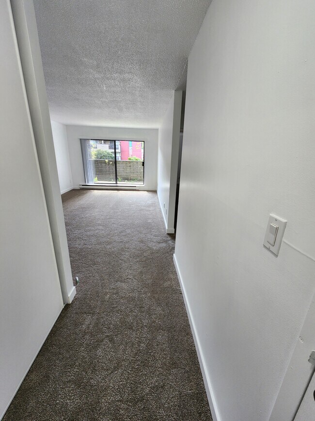Photo du bâtiment - RENOVATED 1BR + FLEX SUITE