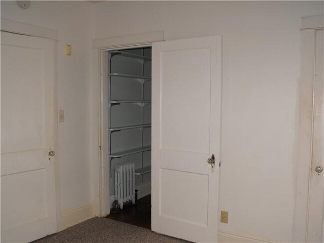 Building Photo - 844 Forest St