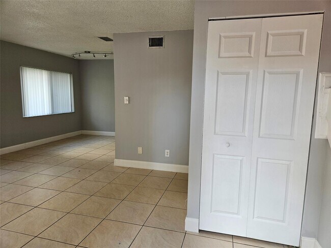 Foto del edificio - 2118 NW 59th Ter