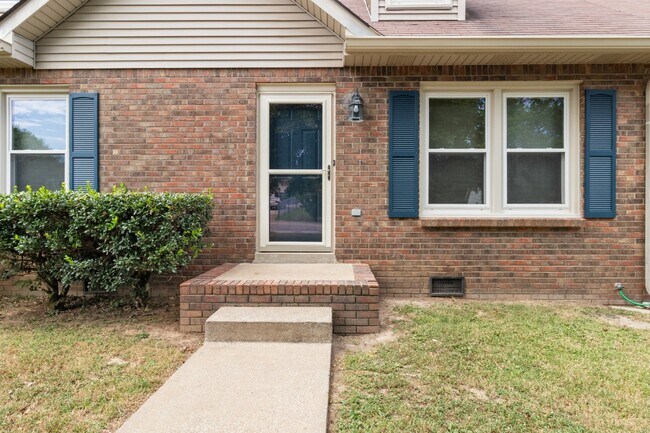 Foto del edificio - Newly renovated three bedroom home for ren...