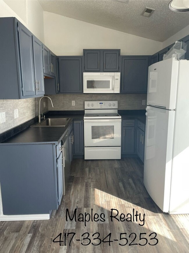 Building Photo - 2 bedroom, 1 bathroom apartment in Kirbyville, MO