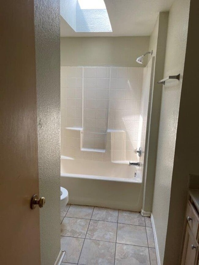 Building Photo - Rare 4 bedroom 2 bath in Moore Schools. 2 ...