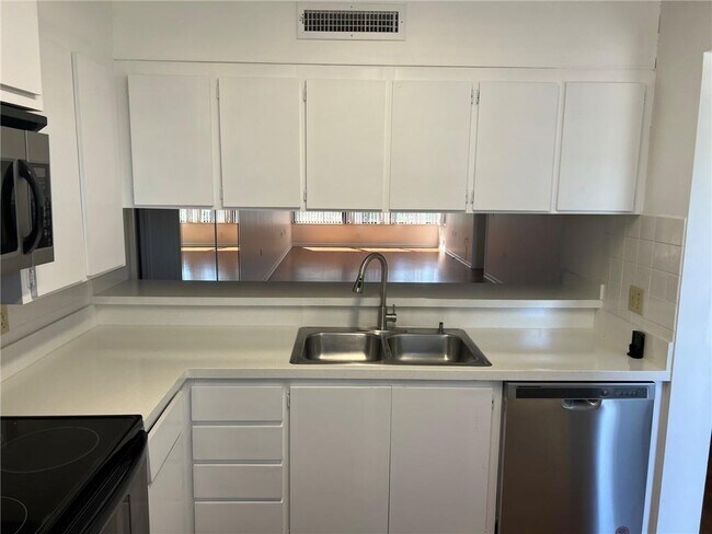 Building Photo - 1711 Whitehall Dr