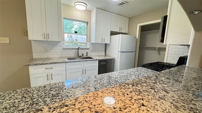 Foto del edificio - 3303 Glen Spring Dr