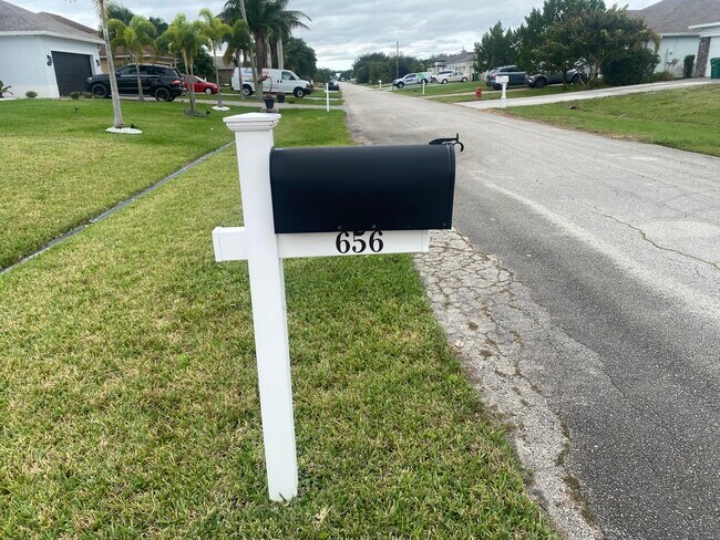 Building Photo - 656 SW Haas Ave