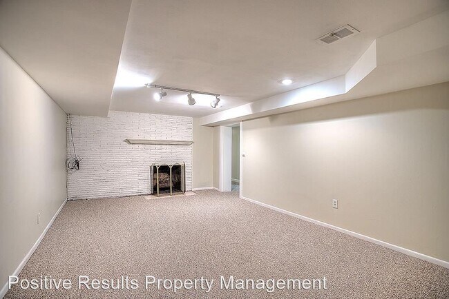 Building Photo - 5 br, 3.5 bath House - 2032 Valley  Road