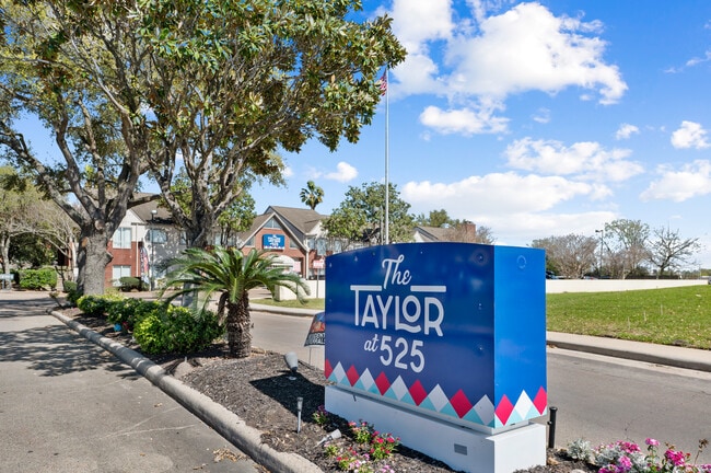 Building Photo - The Taylor at 525