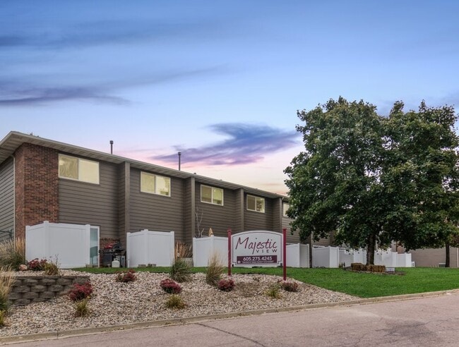 Building Photo - Majestic View Townhomes