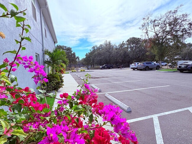 Foto del edificio - 1801 W Sligh Ave