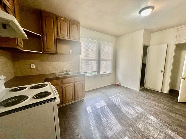 Photo - SEPTEMBER  HALF OFF First Month Rent .Stud... House