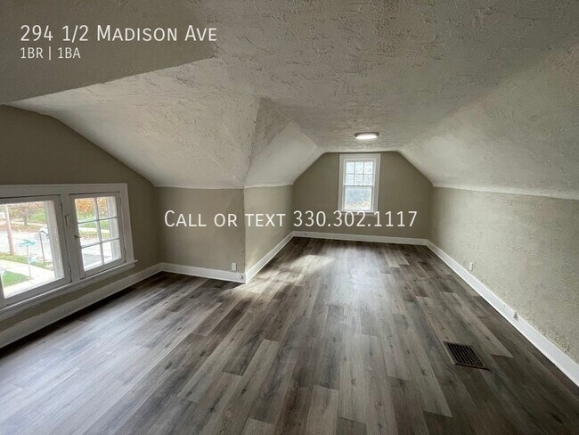 Foto del edificio - One bedroom one bathroom third level apart...