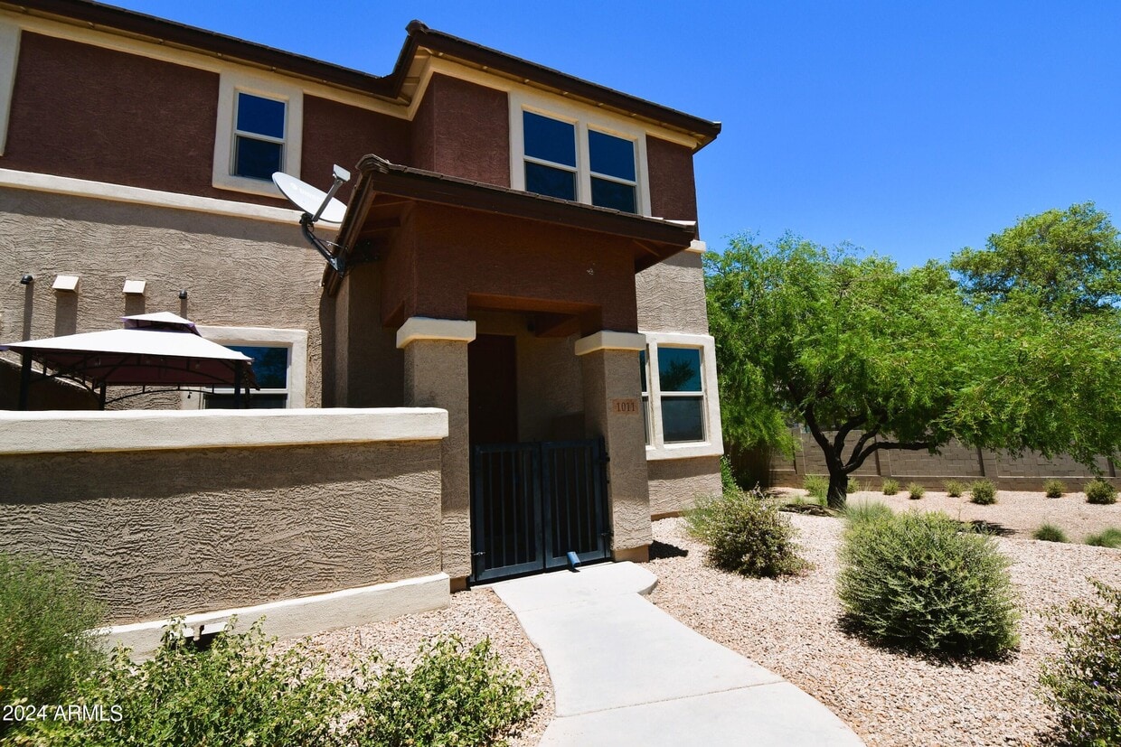 14870 W Encanto Blvd, Goodyear, AZ 85395 Townhome Rentals in Goodyear AZ