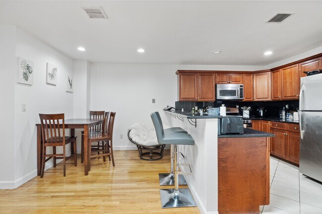 Building Photo - 379 1st St Unit 2